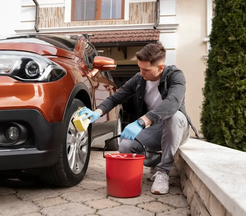 Lavage auto à domicile La Roque-en-Provence : professionnel intervenant sur un véhicule